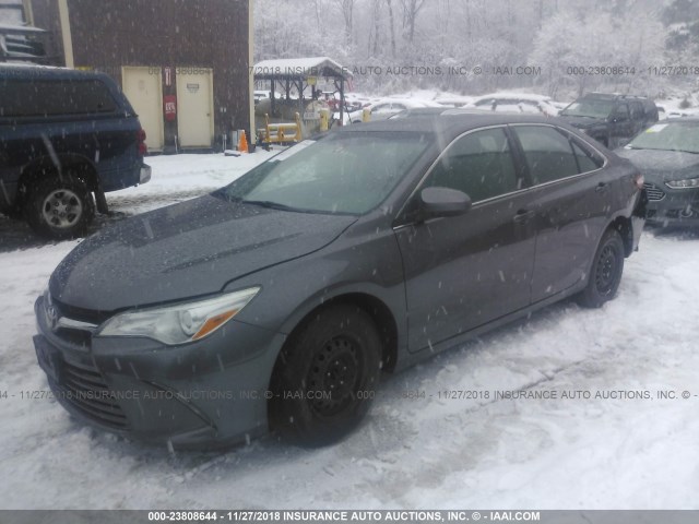 4T4BF1FK3FR450976 - 2015 TOYOTA CAMRY LE/XLE/SE/XSE GRAY photo 2