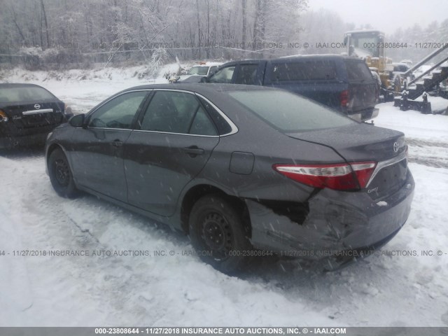 4T4BF1FK3FR450976 - 2015 TOYOTA CAMRY LE/XLE/SE/XSE GRAY photo 3