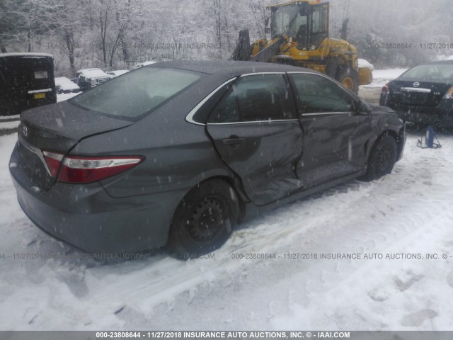 4T4BF1FK3FR450976 - 2015 TOYOTA CAMRY LE/XLE/SE/XSE GRAY photo 4