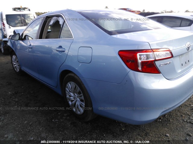 4T1BF1FK2CU518058 - 2012 TOYOTA CAMRY SE/LE/XLE BLUE photo 3