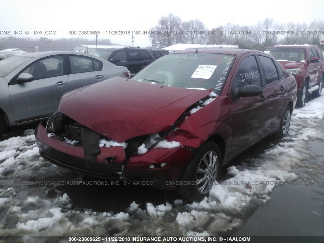 1FAFP34N95W187620 - 2005 FORD FOCUS ZX4 RED photo 2