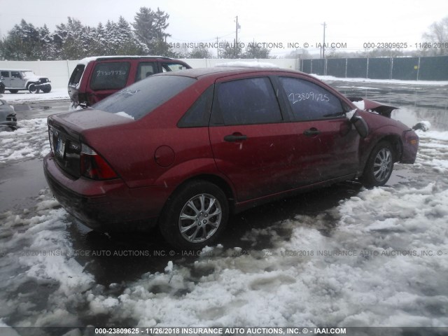 1FAFP34N95W187620 - 2005 FORD FOCUS ZX4 RED photo 4