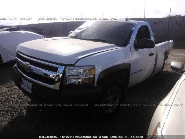 1GCEC14C87Z554352 - 2007 CHEVROLET SILVERADO C1500 WHITE photo 2