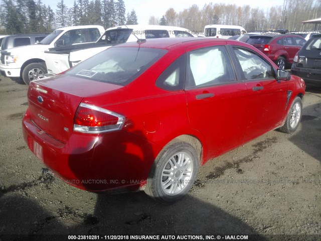 1FAHP35N78W161271 - 2008 FORD FOCUS SE/SEL/SES RED photo 4