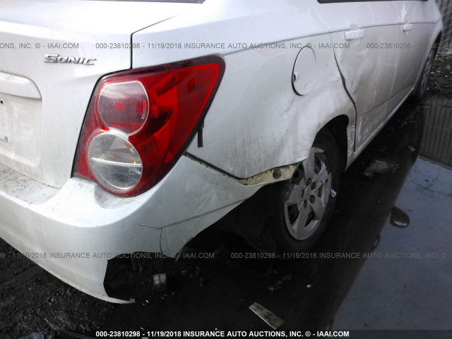 1G1JA5SH9E4216679 - 2014 CHEVROLET SONIC LS WHITE photo 6