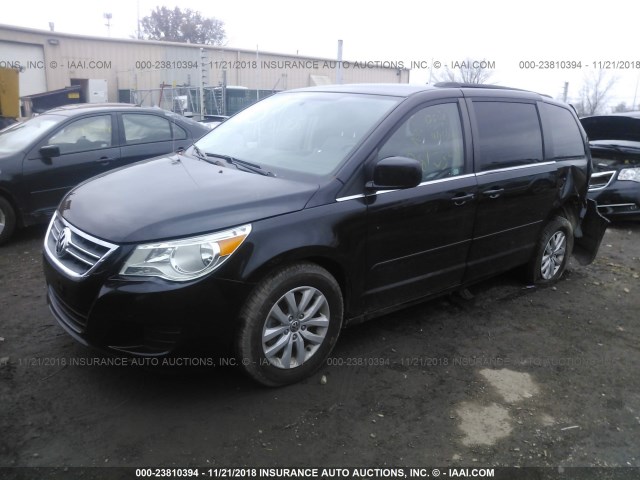 2C4RVABG2ER135213 - 2014 VOLKSWAGEN ROUTAN SE BLACK photo 2