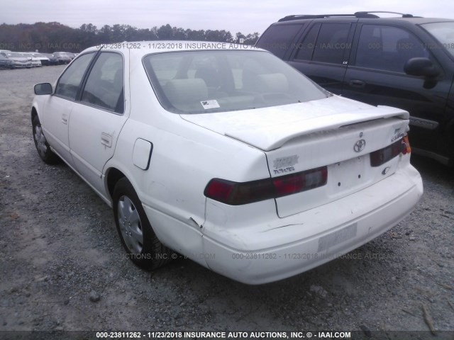 4T1BG22K4WU350808 - 1998 TOYOTA CAMRY CE/LE/XLE WHITE photo 3