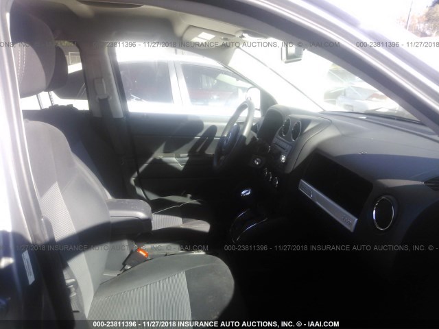 1C4NJCBAXGD734576 - 2016 JEEP COMPASS SPORT SILVER photo 5