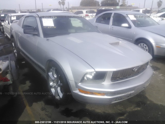 1ZVFT80N455115364 - 2005 FORD MUSTANG SILVER photo 1