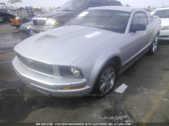 1ZVFT80N455115364 - 2005 FORD MUSTANG SILVER photo 2