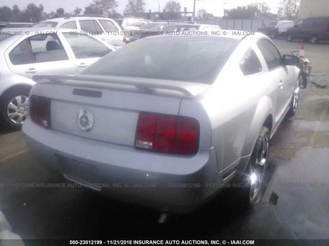 1ZVFT80N455115364 - 2005 FORD MUSTANG SILVER photo 4