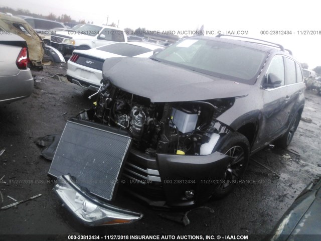 5TDZZRFH3JS287007 - 2018 TOYOTA HIGHLANDER LE/LE PLUS GRAY photo 2