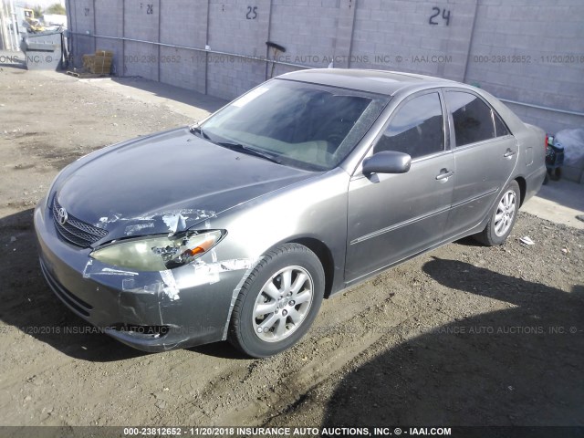 JTDBE30K120077539 - 2002 TOYOTA CAMRY LE/XLE/SE GRAY photo 2