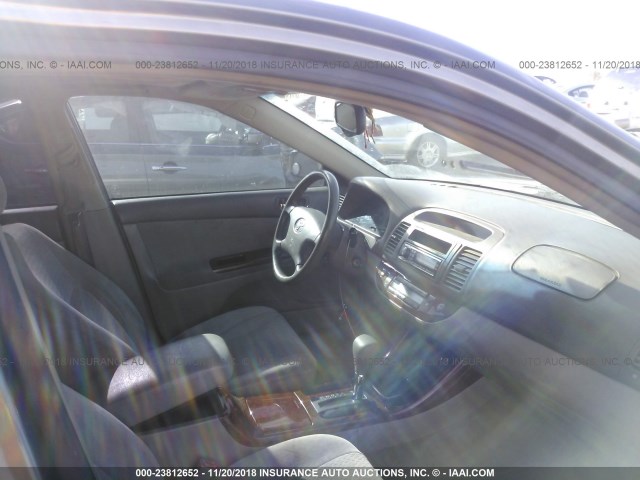 JTDBE30K120077539 - 2002 TOYOTA CAMRY LE/XLE/SE GRAY photo 5