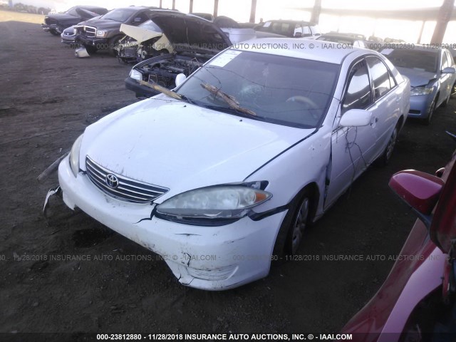 4T1BE32K05U596944 - 2005 TOYOTA CAMRY LE/XLE/SE WHITE photo 2