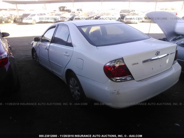 4T1BE32K05U596944 - 2005 TOYOTA CAMRY LE/XLE/SE WHITE photo 3