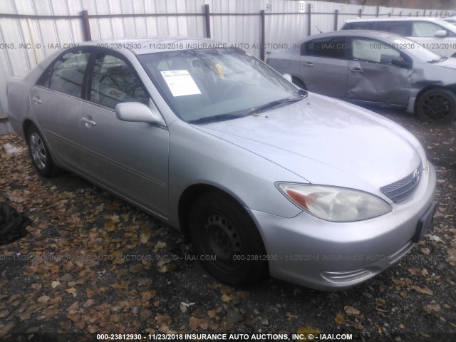 JTDBE32K220007982 - 2002 TOYOTA CAMRY LE/XLE/SE SILVER photo 1
