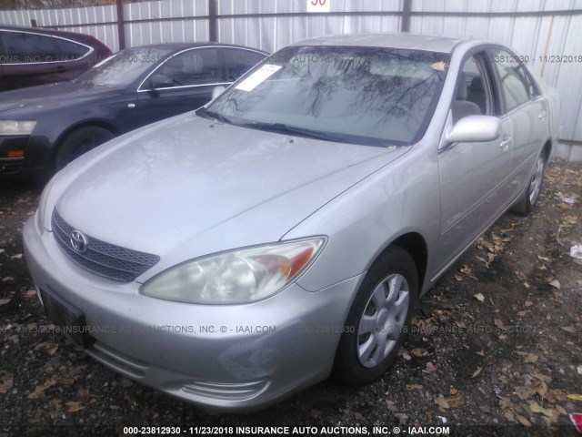 JTDBE32K220007982 - 2002 TOYOTA CAMRY LE/XLE/SE SILVER photo 2