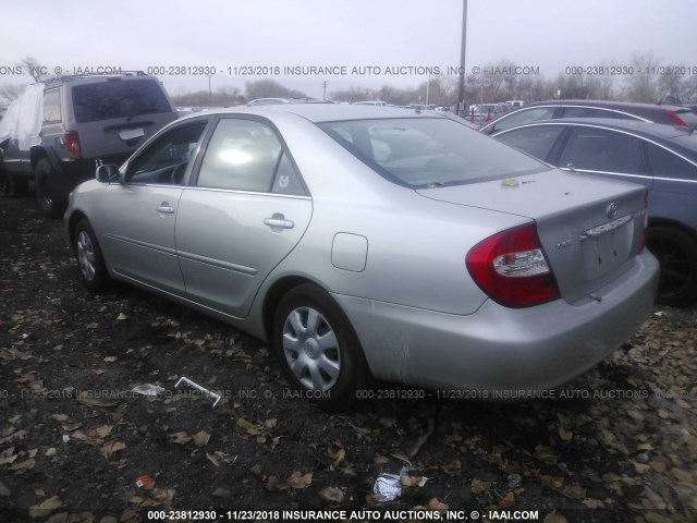 JTDBE32K220007982 - 2002 TOYOTA CAMRY LE/XLE/SE SILVER photo 3