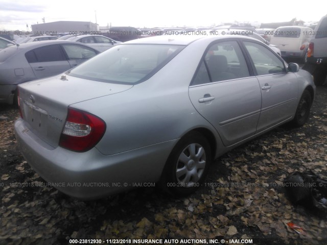 JTDBE32K220007982 - 2002 TOYOTA CAMRY LE/XLE/SE SILVER photo 4