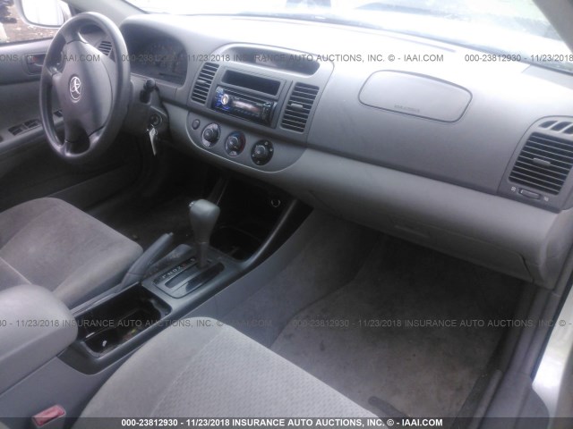 JTDBE32K220007982 - 2002 TOYOTA CAMRY LE/XLE/SE SILVER photo 5