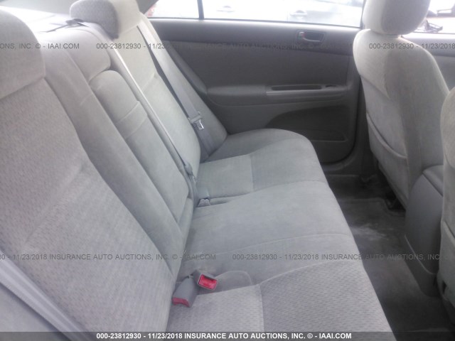 JTDBE32K220007982 - 2002 TOYOTA CAMRY LE/XLE/SE SILVER photo 8