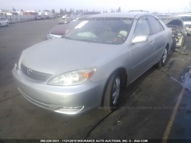 4T1BE32K32U598635 - 2002 TOYOTA CAMRY LE/XLE/SE SILVER photo 2
