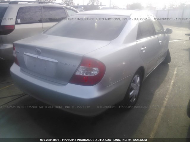 4T1BE32K32U598635 - 2002 TOYOTA CAMRY LE/XLE/SE SILVER photo 4