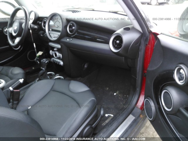 WMWML33549TX34506 - 2009 MINI COOPER CLUBMAN RED photo 5