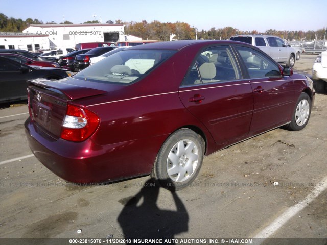 JTDBE32K120076842 - 2002 TOYOTA CAMRY LE/XLE/SE RED photo 4