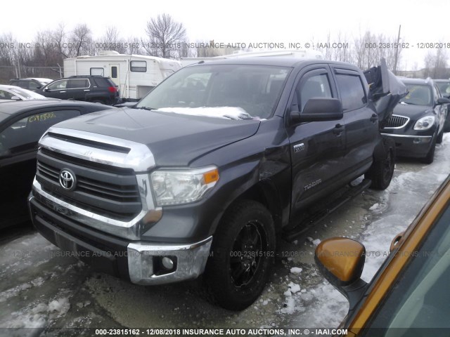 5TFDW5F19FX452770 - 2015 TOYOTA Tundra CREWMAX SR5/TRD PRO GRAY photo 2