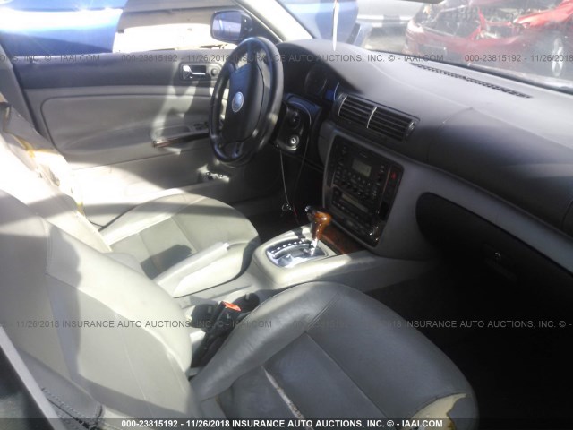 WVWRH63B54P100088 - 2004 VOLKSWAGEN PASSAT GLX 灰色 照片 5