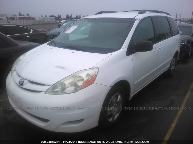 5TDZA23CX6S407402 - 2006 TOYOTA SIENNA CE/LE WHITE photo 2