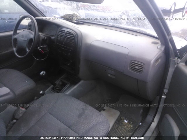 KNDJA623X25128943 - 2002 KIA SPORTAGE SILVER photo 5