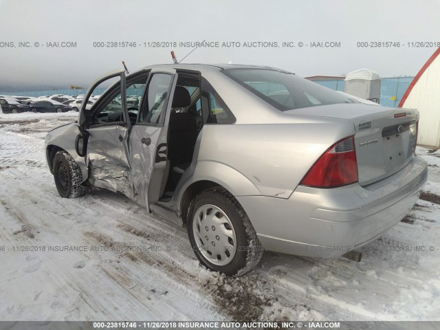 1FAFP34N87W205320 - 2007 FORD FOCUS ZX4/S/SE/SES SILVER photo 3