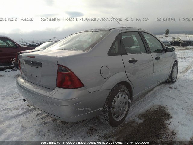 1FAFP34N87W205320 - 2007 FORD FOCUS ZX4/S/SE/SES SILVER photo 4