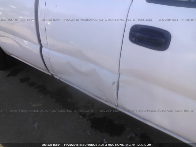 1GCEC19T75E274693 - 2005 CHEVROLET SILVERADO C1500 WHITE photo 6