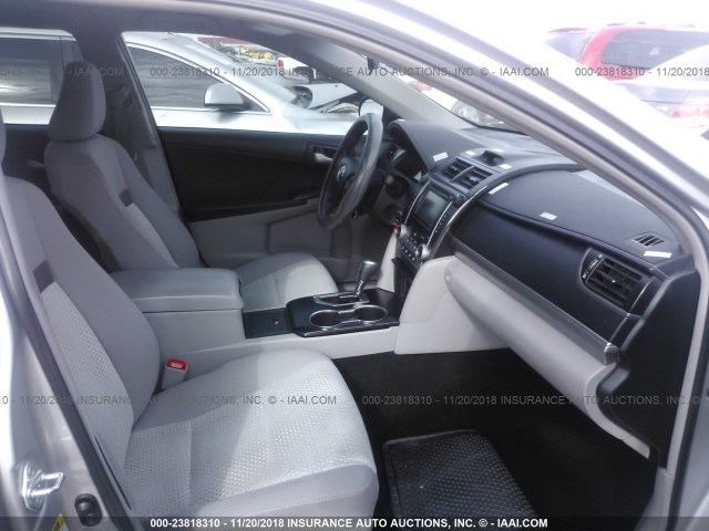 4T4BF1FK5CR179124 - 2012 TOYOTA CAMRY SE/LE/XLE SILVER photo 5