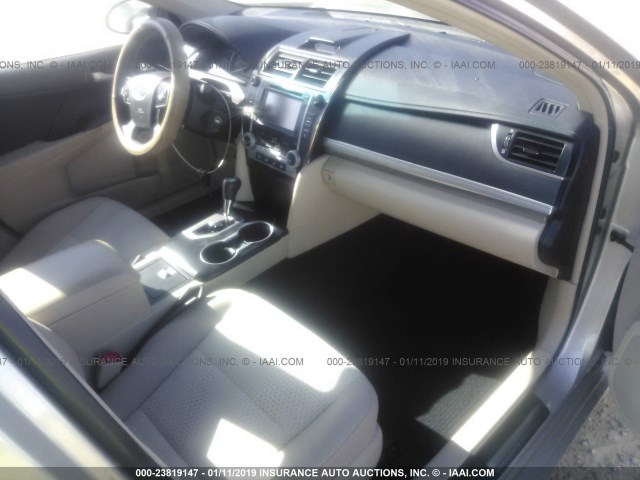 4T1BF1FK2EU437015 - 2014 TOYOTA CAMRY L/SE/LE/XLE 金色 照片 5