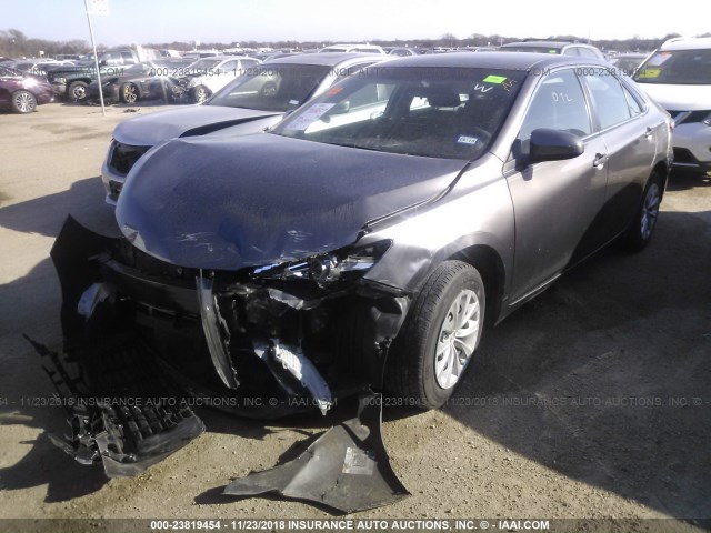 4T1BF1FK0HU655619 - 2017 TOYOTA CAMRY LE/XLE/SE/XSE GRAY photo 2