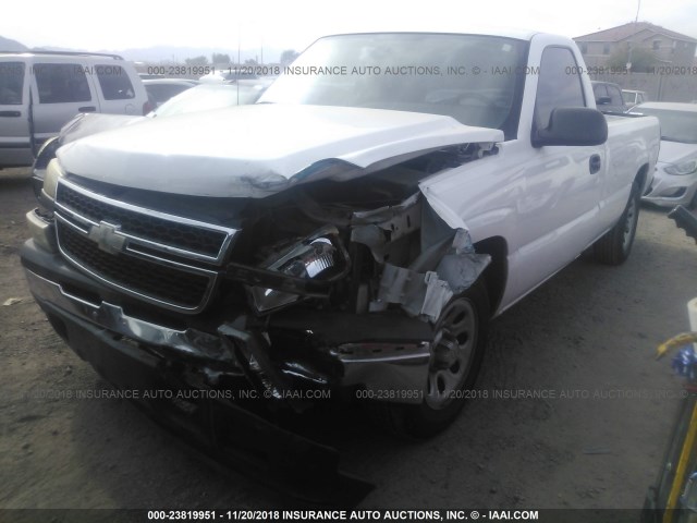 3GCEC14X47G229684 - 2007 CHEVROLET SILVERADO C1500 CLASSIC WHITE photo 2