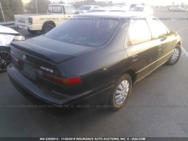 JT2BG22K4W0233430 - 1998 TOYOTA CAMRY CE/LE/XLE BLACK photo 4