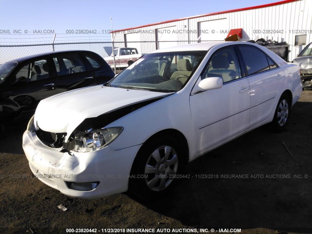 4T1BE32K95U399609 - 2005 TOYOTA CAMRY LE/XLE/SE WHITE photo 2