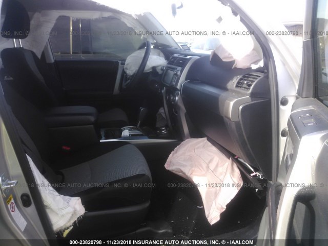 JTEBU5JR8G5392046 - 2016 TOYOTA 4RUNNER SR5 PREM/LTDL/TRAIL/TRD SILVER photo 5