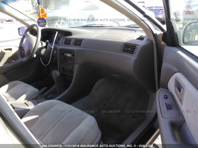 JT2BG22KX10570435 - 2001 TOYOTA CAMRY CE/LE/XLE 金色 照片 5