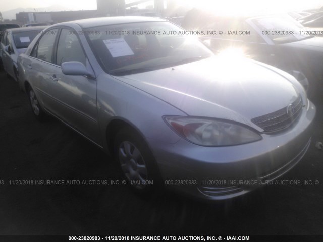 JTDBE32K720048155 - 2002 TOYOTA CAMRY LE/XLE/SE SILVER photo 1