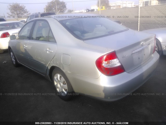 JTDBE32K720048155 - 2002 TOYOTA CAMRY LE/XLE/SE SILVER photo 3
