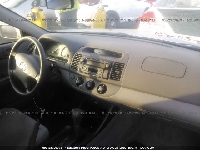 JTDBE32K720048155 - 2002 TOYOTA CAMRY LE/XLE/SE SILVER photo 5