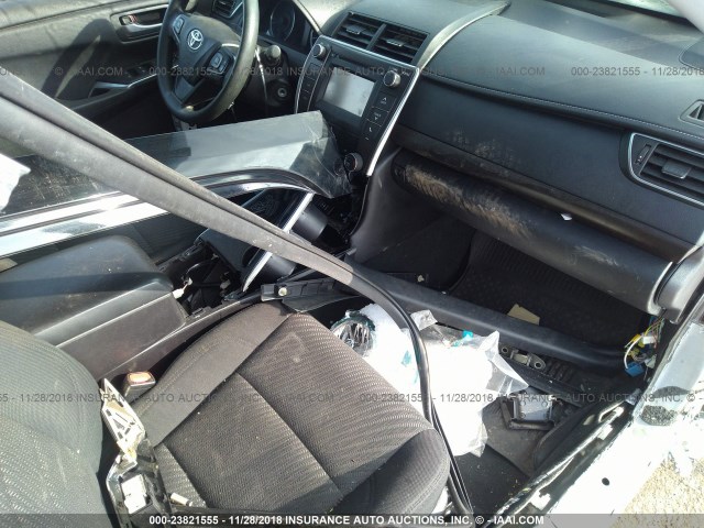 4T1BF1FK0GU134155 - 2016 TOYOTA CAMRY LE/XLE/SE/XSE BLACK photo 5