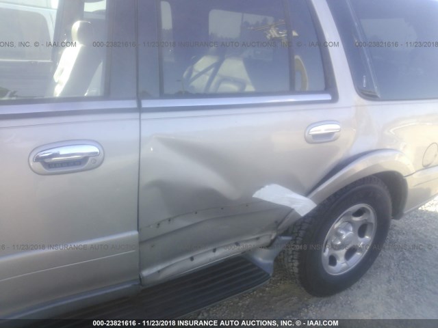 5LMFU28R71LJ25860 - 2001 LINCOLN NAVIGATOR 金色 照片 6